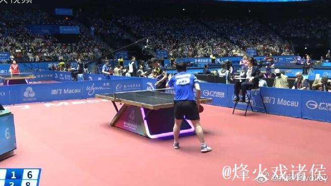 樊振东以4-1击败薛飞 顺利挺进十五运会男单八强 樊振东以4-1击败薛飞 顺利挺进十五运会男单八强