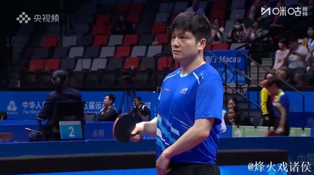 樊振东以4-1击败薛飞 顺利挺进十五运会男单八强 樊振东以4-1击败薛飞 顺利挺进十五运会男单八强