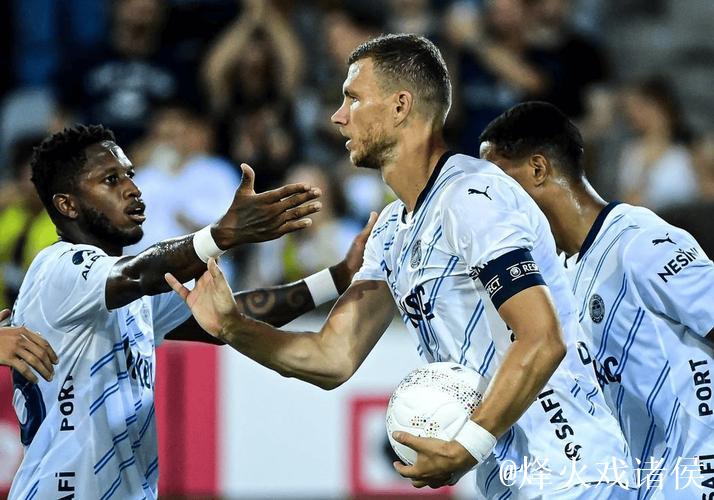 欧冠资格赛:费内巴切5-2大胜费耶诺德,总比分6-4翻盘晋级 欧冠资格赛:费内巴切5-2大胜费耶诺德,总比分6-4翻盘晋级